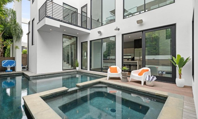 Venice Casa | The Palms Pad - 5 Min from Beach - Golf,Arcade,Sauna