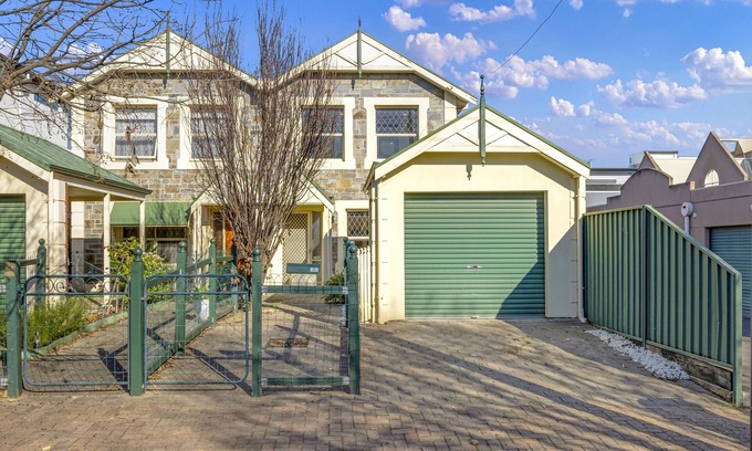 Norwood Casa | The Parade Luxury, Wifi & 3BR