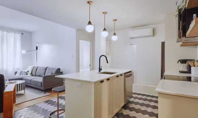 Shaughnessy Village Apartamento | The Paris - 4-bedroom Apartment in Downtown Montreal With Parking
