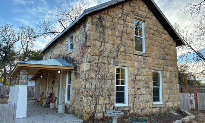 Hays Cabaña | The Parsonage 1873 - cozy, unique, near downtown