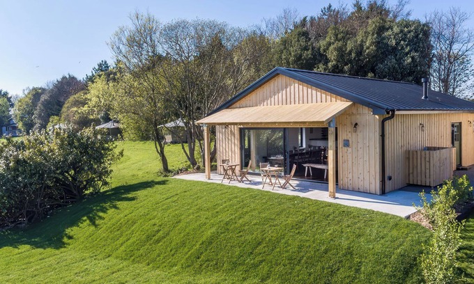 Llantwit Major Cabaña | THE PAVILLION, family friendly, with open fire in Llantwit Major