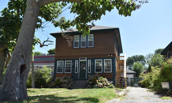 Fifth Ward Apartamento | The Peaceful Puffin - 2-bedroom apartment with AC in Newport, RI