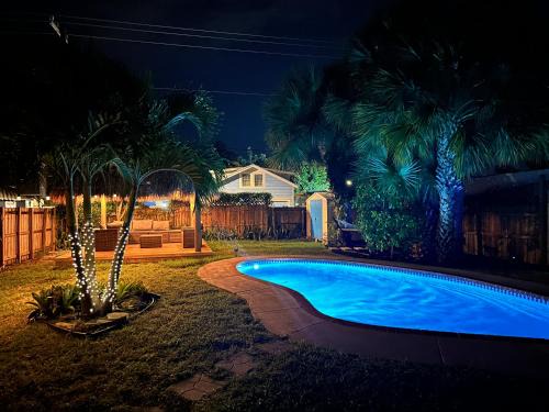 Mango Groves Casa | The Peacock Bungalow- Heated Pool & Jacuzzi- 5 min to beach!