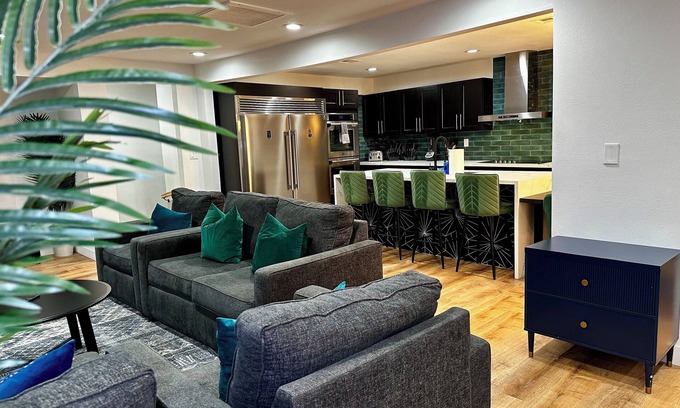 North Las Vegas Casa | 🦚The Peacock Inn LV - 8 Bdr 4 Bth 14 Beds, 🦚The Peacock Inn LV - 8 Bdr 4 Bth 14 Beds Sleeps 28