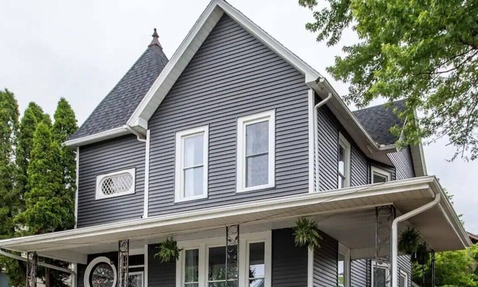 Muscatine Casa | The Pearl House - Victorian beauty, 3-Bedroom, 2-Bath 2500 Sqft