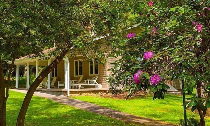 Farmington Cabina | The Pebblestone Cottage is a charming cottage with three bedrooms and two full baths.