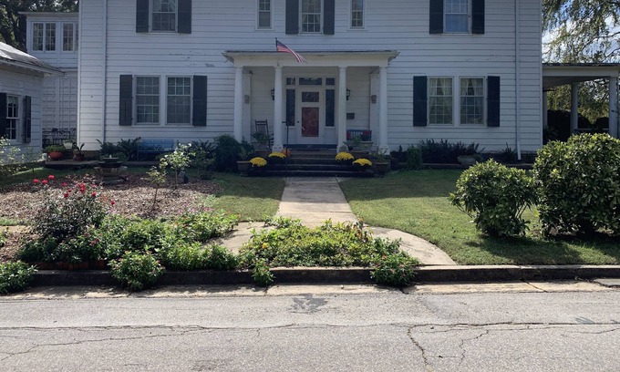 Warrenton Casa | The Peete House and Garden