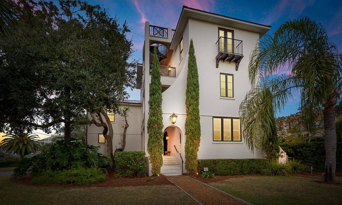 East Beach Casa | The Pelican Cottage - located in East Beach steps from Gould's Inlet!