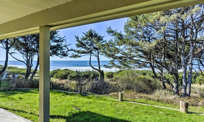 Smith River Casa | The Pelican! Private, Beach Access! Family Fun! Perfect Vacation! NO PETS.