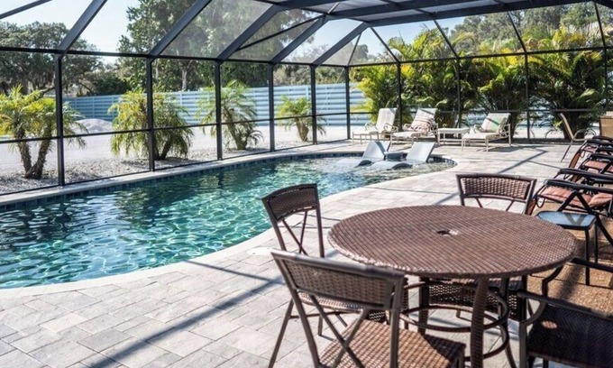 Laurel Casa | The Pelican