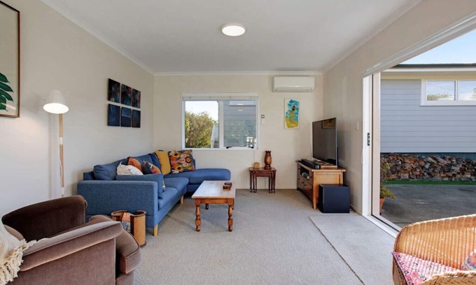Te Atatu Peninsula Casa | The Peninsula Riverside Abode with Garden Views