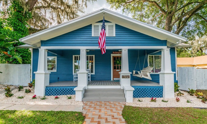 Dade City Casa | The Penny House - Bungalow recientemente renovado de 1925 - ¡Gran patio trasero! Ubicado en el centro!