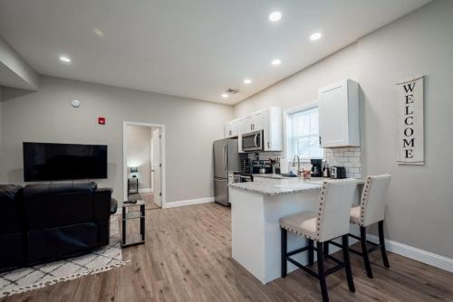 Wilmington Apartamento | The Penthouse at Park Place King bed fast WIFI and free coffee