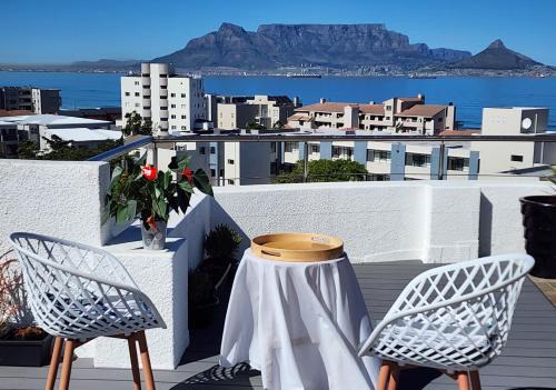 West Beach Casa | The Penthouse, Pub Lounge and Porch on the Palace, Bloubergstrand
