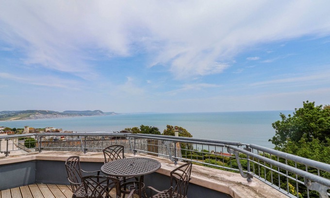 Lyme Regis Cabaña | THE PENTHOUSE, romantic, luxury holiday cottage in Lyme Regis