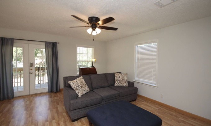 Spring Apartamento | The Perch- 1 Bedroom garage apartment-2nd floor