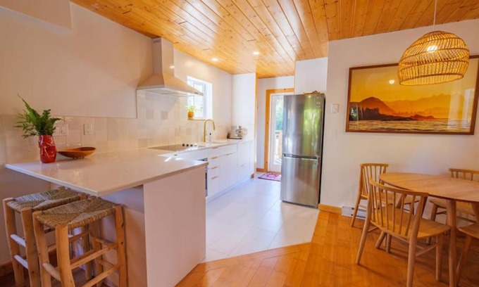 Ucluelet Casa | The Perch Modern 2 Bed Cabin with Patio and Hot Tub