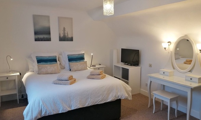 Brixham Apartamento | The perfect Brixham getaway- pet friendly with parking!