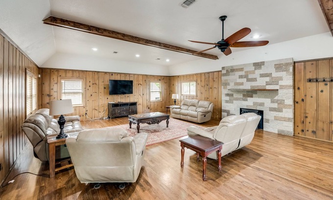Azle Casa | The Perfect Getaway/Boat Dock/Eagle Mountain!