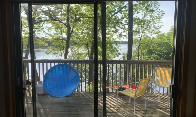 Rideau Lakes Chalet De Esquí | Ven a visitar una cabaña de diseño suizo en el corazón de los lagos Rideau