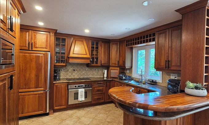 Erin Mills Casa | The Perfect Luxury Getaway 4 Bdrm Home With New Modern Furniture!
