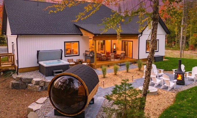 Huntsville Cabaña | The Perfect Luxury Muskoka Spa Retreat w/Covered Lanai, Hot Tub, Sauna & Firepit