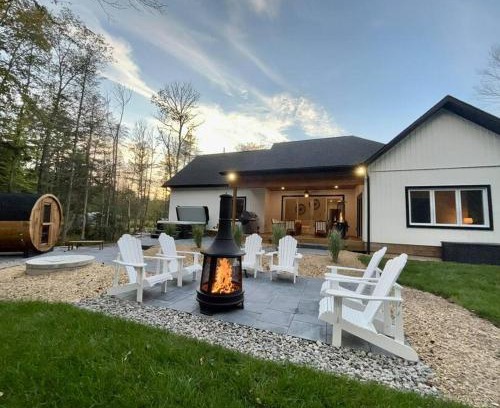 Huntsville Casa | The Perfect Muskoka Spa Retreat w/ Hot Tub & Sauna