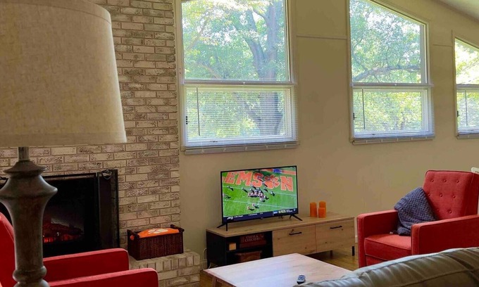 Utica Casa | Tween 2 Cats the perfect spot! Come home to Clemson.