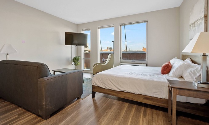 Crossroads Arts District Condominio | The Perfect Retreat: Relax and Rejuvenate in a Stunning Resort Setting 353