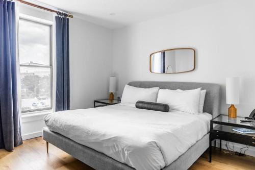 Bangor Apartamento | The Phenix, Historic Bldg, King Bed, Room # 305