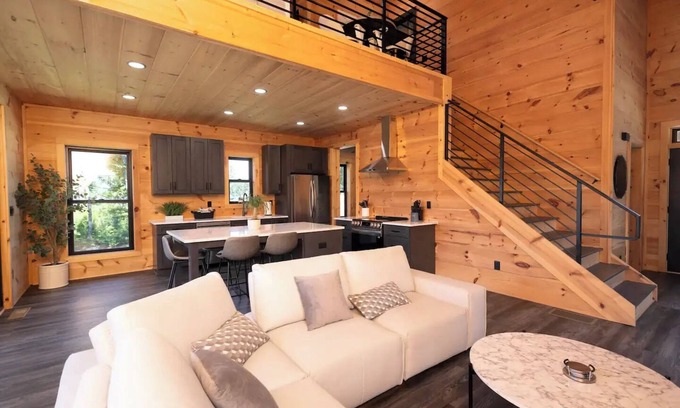 Talking Rock Cabina | The Pickleball Lodge on beautiful North Georgia Mountains. 5 minutes from Winery