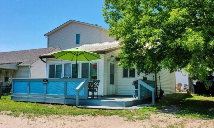 Irving Casa | The Pietroman: Cottage in Sunset Bay with Fire Pit