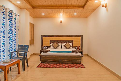 Dharampur Apartamento | The Pine Trails Kasauli I Guaranteed Best Price I Serviced Villa I Open Air Rooftop I Couple Friendly I Pvt Balcony I Kasauli By Exotic Stays