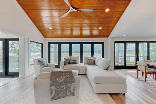 Keen-Wik On the Bay Casa | The Pinecone