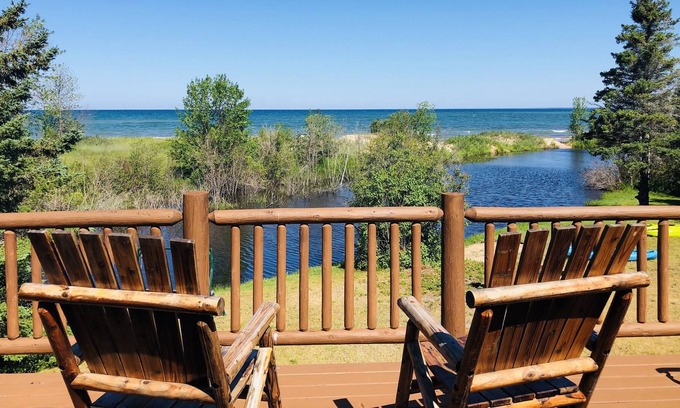 Carp Lake Casa | Cecil Bay Home en Carp River con vista al lago Michigan