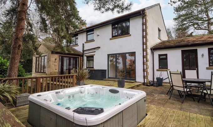 Skipton Cabaña | THE PINES, pet friendly, character holiday cottage in Skipton