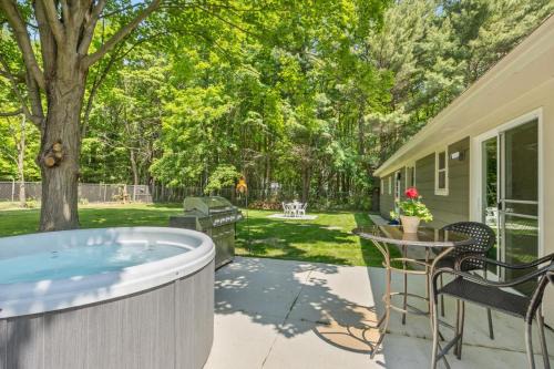 Saugatuck Casa | The Pines-Petsfenced yardhot tub town