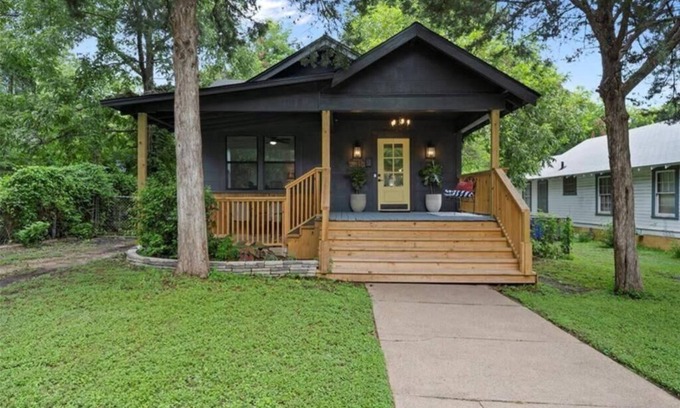 Waco Casa | The Pinewood House - 3-bedroom house in the heart of Waco