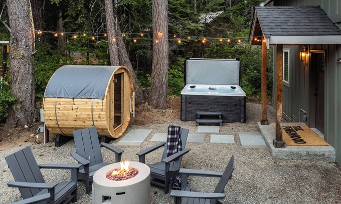 Cle Elum Casa | The Pinewood is a fully re-decorated mountain home with outdoor sauna, hot tub and fire pit, as well as an indoor wood-burning fireplace, record player and much more!
