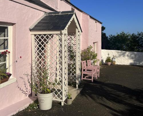 Carrickfergus Apartamento | The Pink Cottage upstairs suite & Garden Summer Room