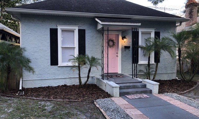 Sanford Cabaña | The Pink Door Cottage-Historic Sanford