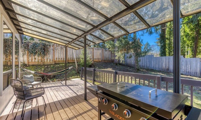 West Linn Casa | Eclectic West Linn Home walking distance to shops and dining