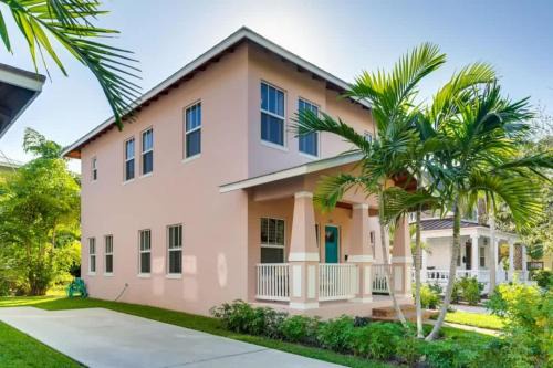 Grandview Heights Casa | The Pink House - Bask in Style Steps from the Convention Center