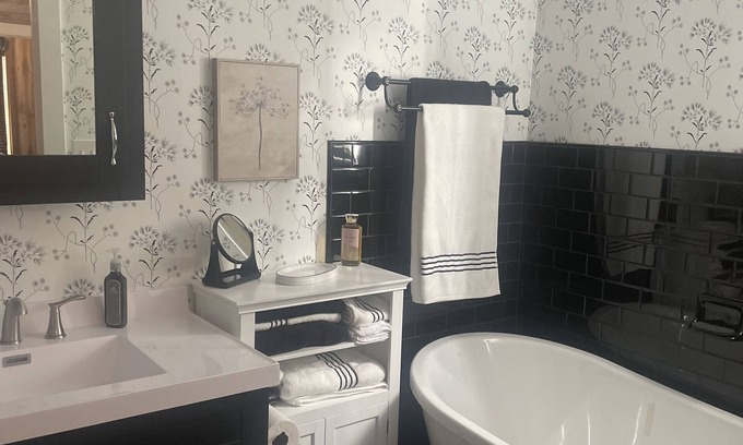 Wellfleet Casa | The Pink House - Charming, fully renovated, quiet getaway