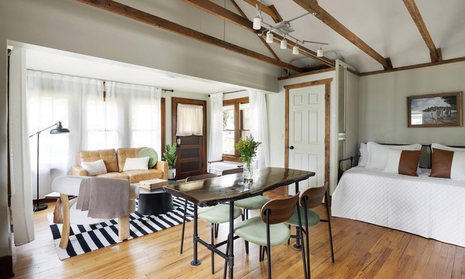 Morris Park Casa | 'The Pink Pad' Twin Cities Getaway Bungalow with a cozy loft