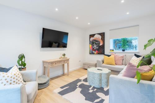 Murthly Casa | The Pinkish House - 4 bed home in the town centre