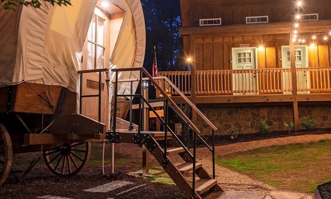 Benton Apartamento | The Pioneer | Real Covered Wagon | King Bed & Bunk