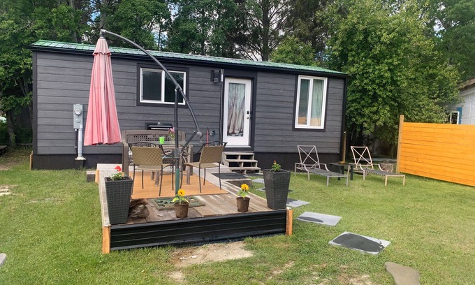 East Kootenay Casa | The Piper Pad – Cozy Tiny Home Escape in Canal Flats, BC