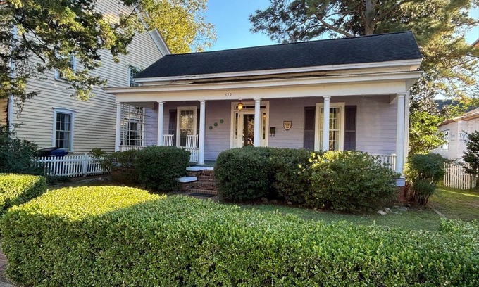 Washington Casa | The Pirate House: A charming 3-bedroom cottage in historic Little Washington