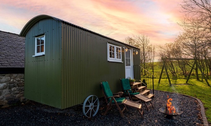 Roosebeck Cabaña | THE PLEASANT HUT AT MOUNTPLEASANT FARM, with a garden in Roose